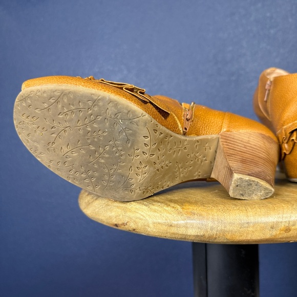 Miss Albright "Nixie" Tan Ruffled Peep Toe Heel Booties, Size EU 40 (US 9) - Picture 10 of 11